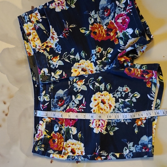 💙 Floral Shorts 💙 Host Pick 🥂🍾 - Picture 4 of 5